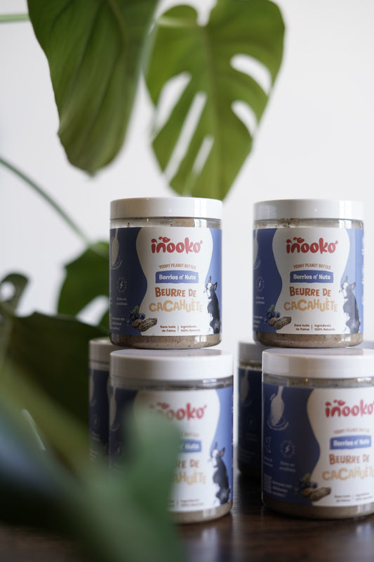 Pile de pots de beurre de cacahuète naturel, sans huile de palme