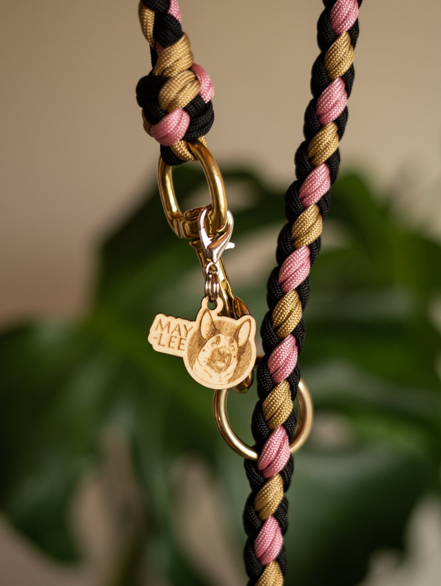 Tressage en paracorde noir rose et or, logo de la marque May Lee, accessoires pour chien solides et esthétiques