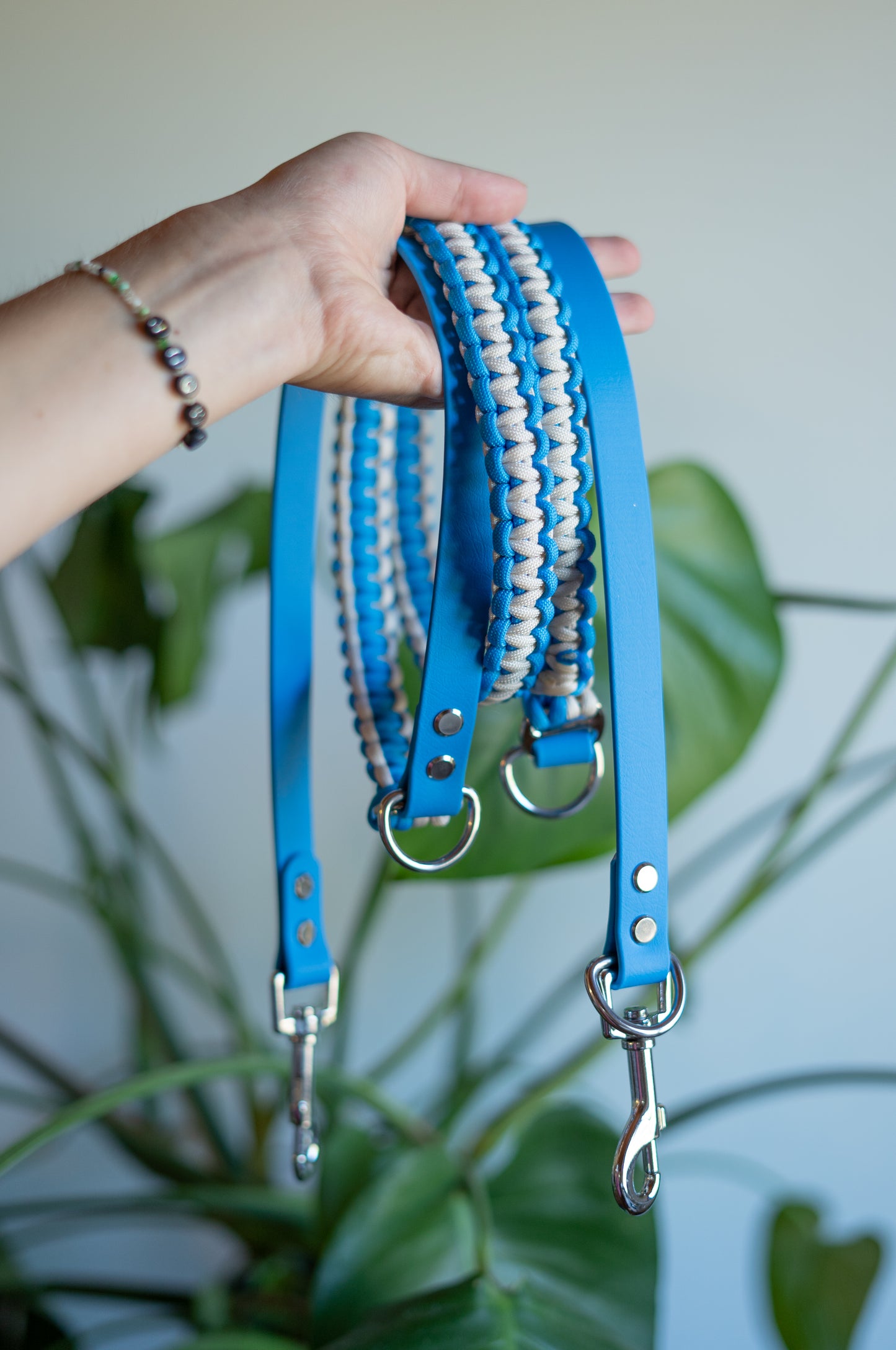 Laisse multiposition artisanale, solide et polyvalente. Bleue et blanche pour balader son chien en ville et en nature