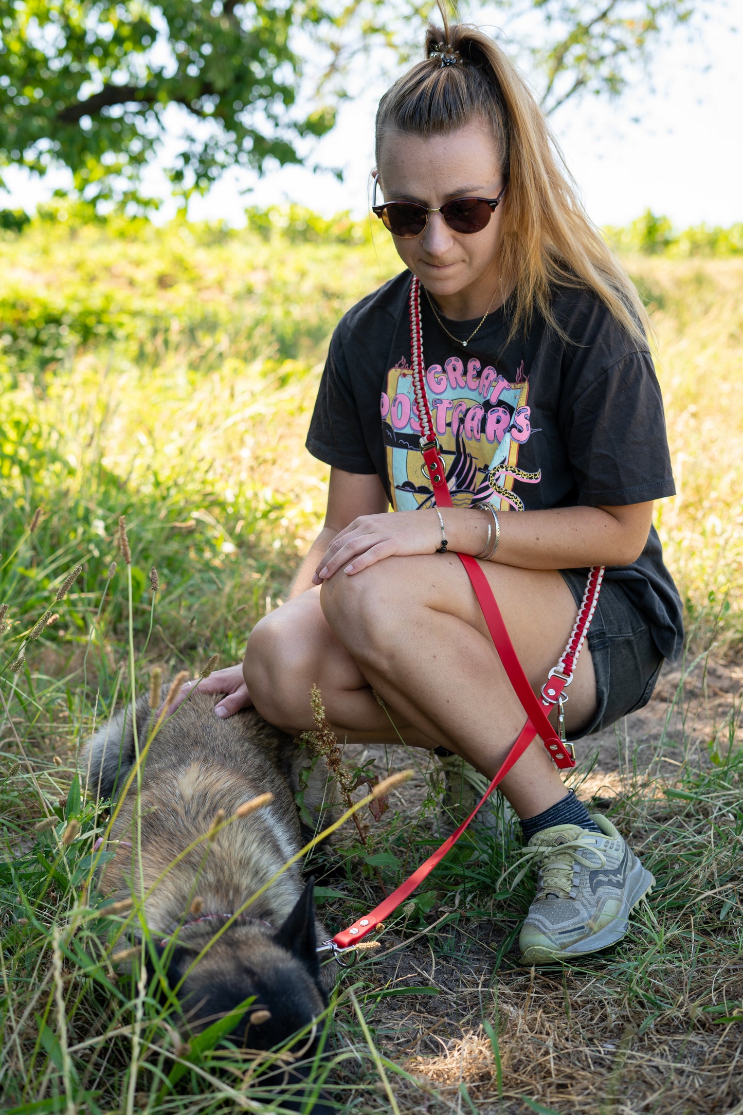 Femme avec son chien de race malinois avec une laisse 3 points polyvalente pour balade en ville et en nature