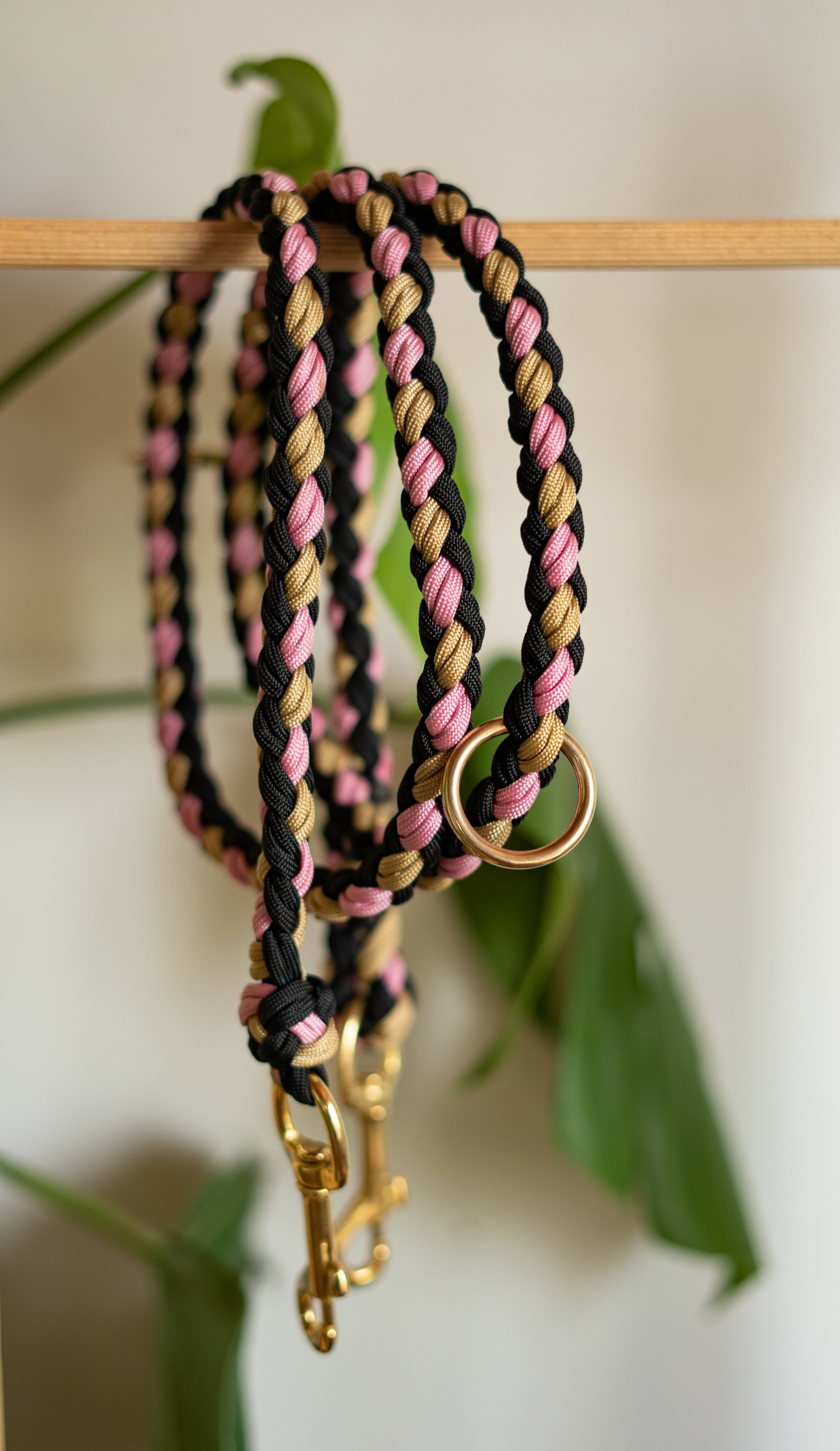 Laisse pour votre animal fait main en France, tressage paracorde noir, rose et or. Classe et élégante, une laisse pratique pour les balades en ville avec toutou